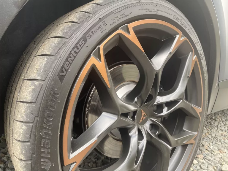 De zomerbanden van Hankook begrijpen: Ventus, Kinergy en ION modellen